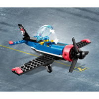 LEGO City Luchtrace 60260 vliegend helikopterspeelgoed, bevat 2 helikopters met trekbandje, een stuntvliegtuig en 2 pylonen, plus minifiguren van de piloten Rivera, Xtreme en Vitarush (140 onderdelen)